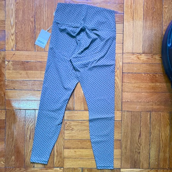 Everlane Perform Legging - Dark Taupe Polka Dot - Picture 5 of 6